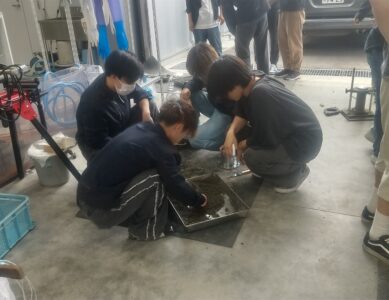 実習（土木工学基礎実験１）の一コマ