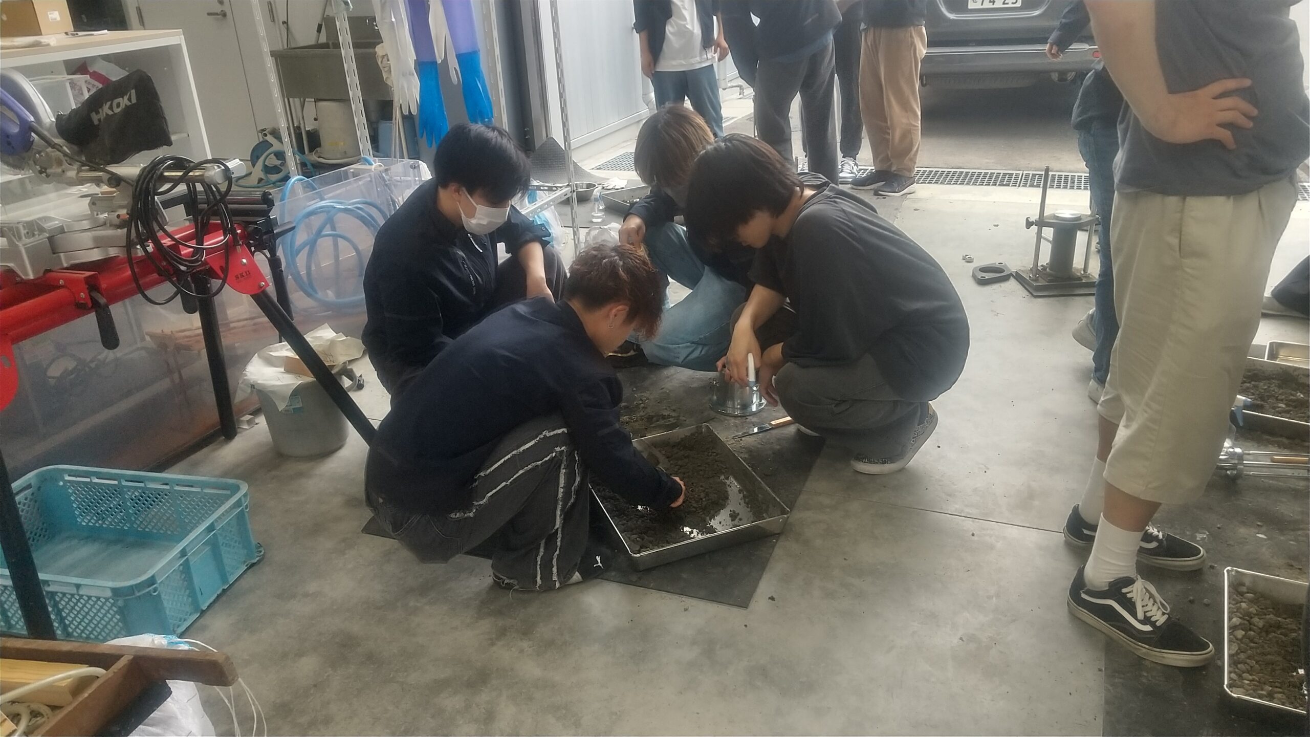 実習（土木工学基礎実験１）の一コマ